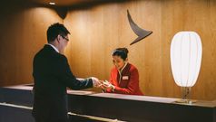 Cathay trials paid lounge access